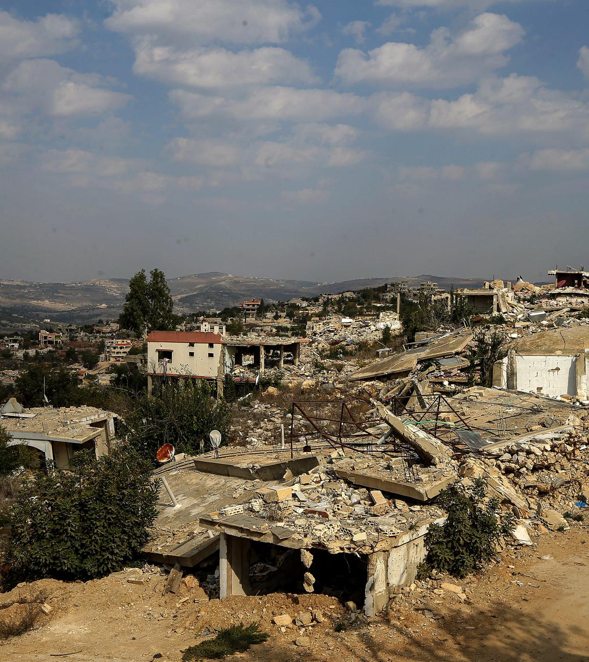 Ein Blick auf die zerstörten Häuser in dem verwüsteten südlibanesischen Dorf Aita al-Schaab