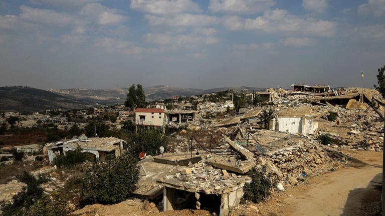 Ein Blick auf die zerstörten Häuser in dem verwüsteten südlibanesischen Dorf Aita al-Schaab