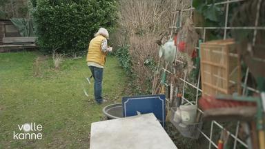 Frau arbeitet im Garten