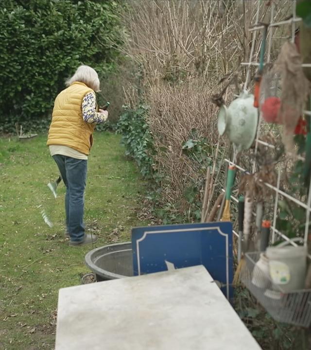 Frau arbeitet im Garten