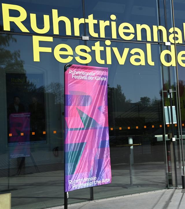 Der Ruhrtriennale-Schriftzug an der Jahrhunderthalle, Feature, Symbolfoto, Randmotiv,  Eroeffnungspressekonferenz der Ruhrtriennale in der Jahrhunderthalle Bochum, 13.08.2026.