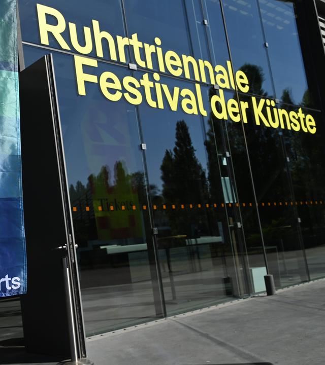 Der Ruhrtriennale-Schriftzug an der Jahrhunderthalle.