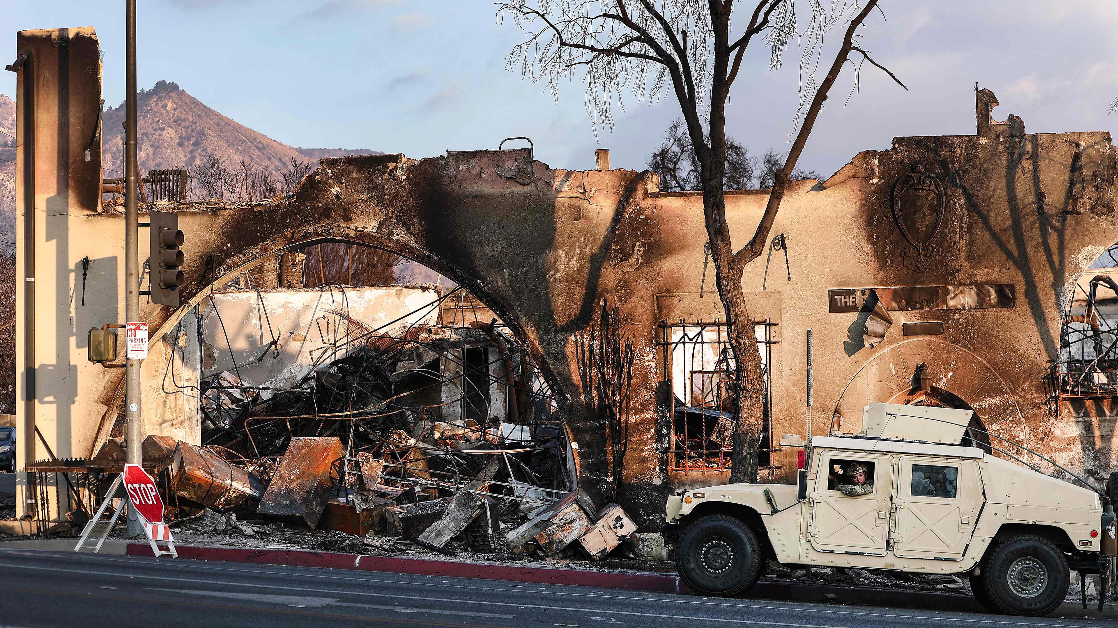 Abgebrantes Gebäude in Altadena, Kalifornien