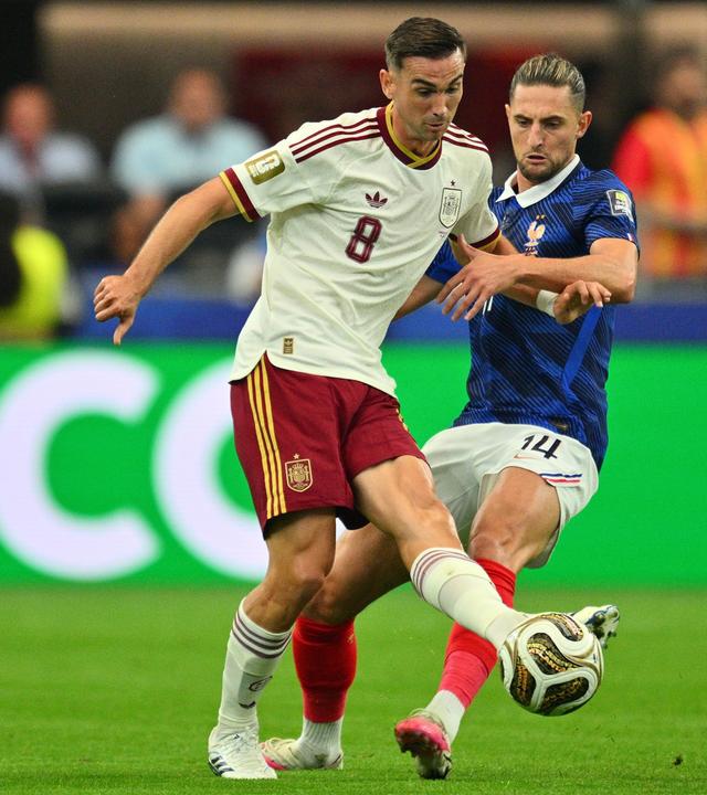 Frankreichs Nationalspieler Adrien Rabiot bedrängt seinen spanischen Kontrahenten Fabian Ruiz im Zweikampf von hinten 
