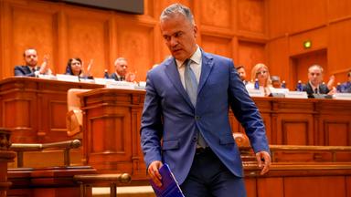 Der designierte rumänische Ministerpräsident Adrian Vestea kommt im Parlament in Bukarest an.