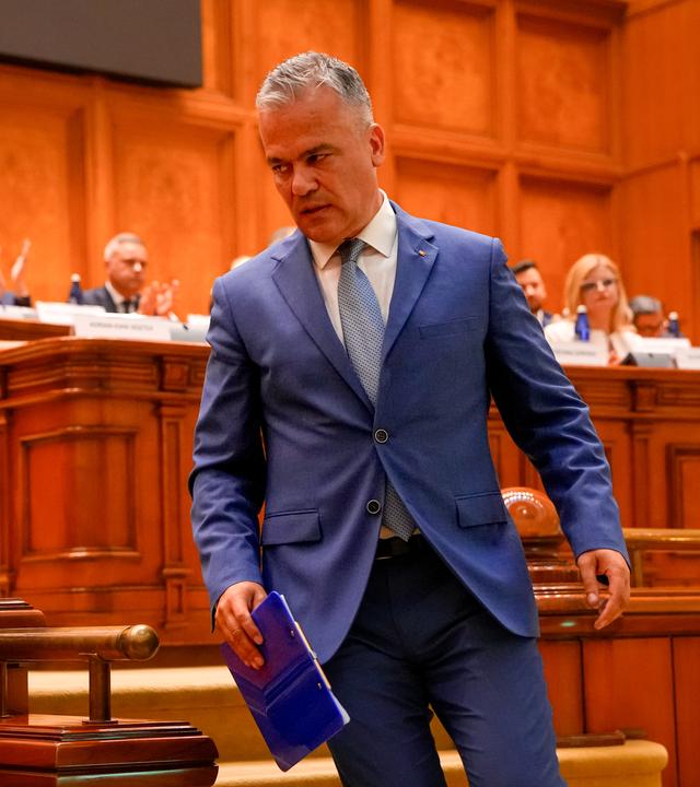 Der designierte rumänische Ministerpräsident Adrian Vestea kommt im Parlament in Bukarest an.