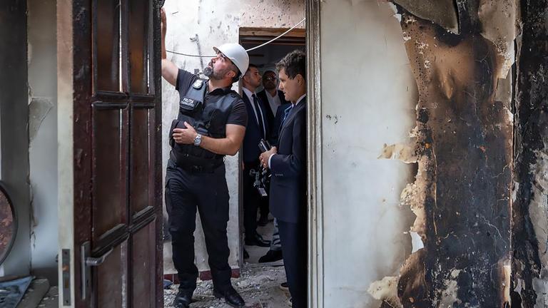 Der rumänische Präsident Nicusor Dan begutachtet die Schäden in einem Wohnhaus in Galati, das von einer Drohne getroffen wurde.