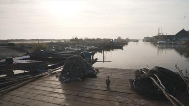 Boote im kleinen Hafen des rumänischen Dorfes Jurilovka