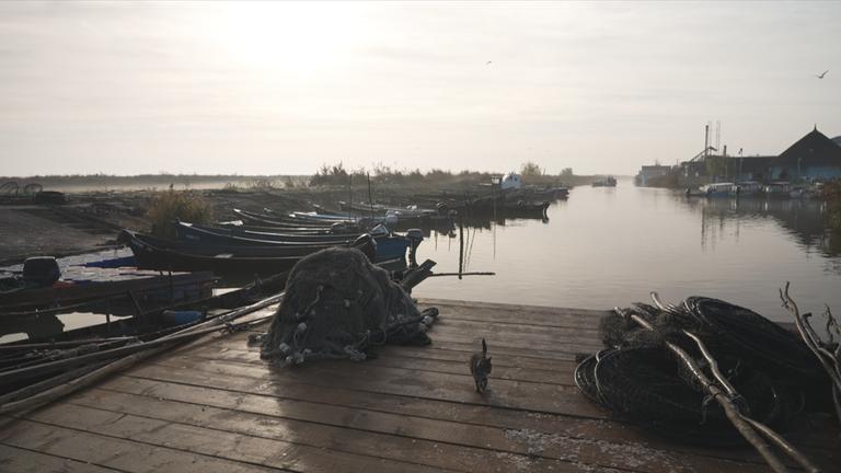 Boote im kleinen Hafen des rumänischen Dorfes Jurilovka
