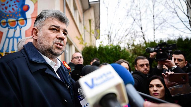 Rumäniens Ministerpräsident Marcel Ciolacu spricht nach der Stimmabgabe bei den Parlamentswahlen zu den Medien.