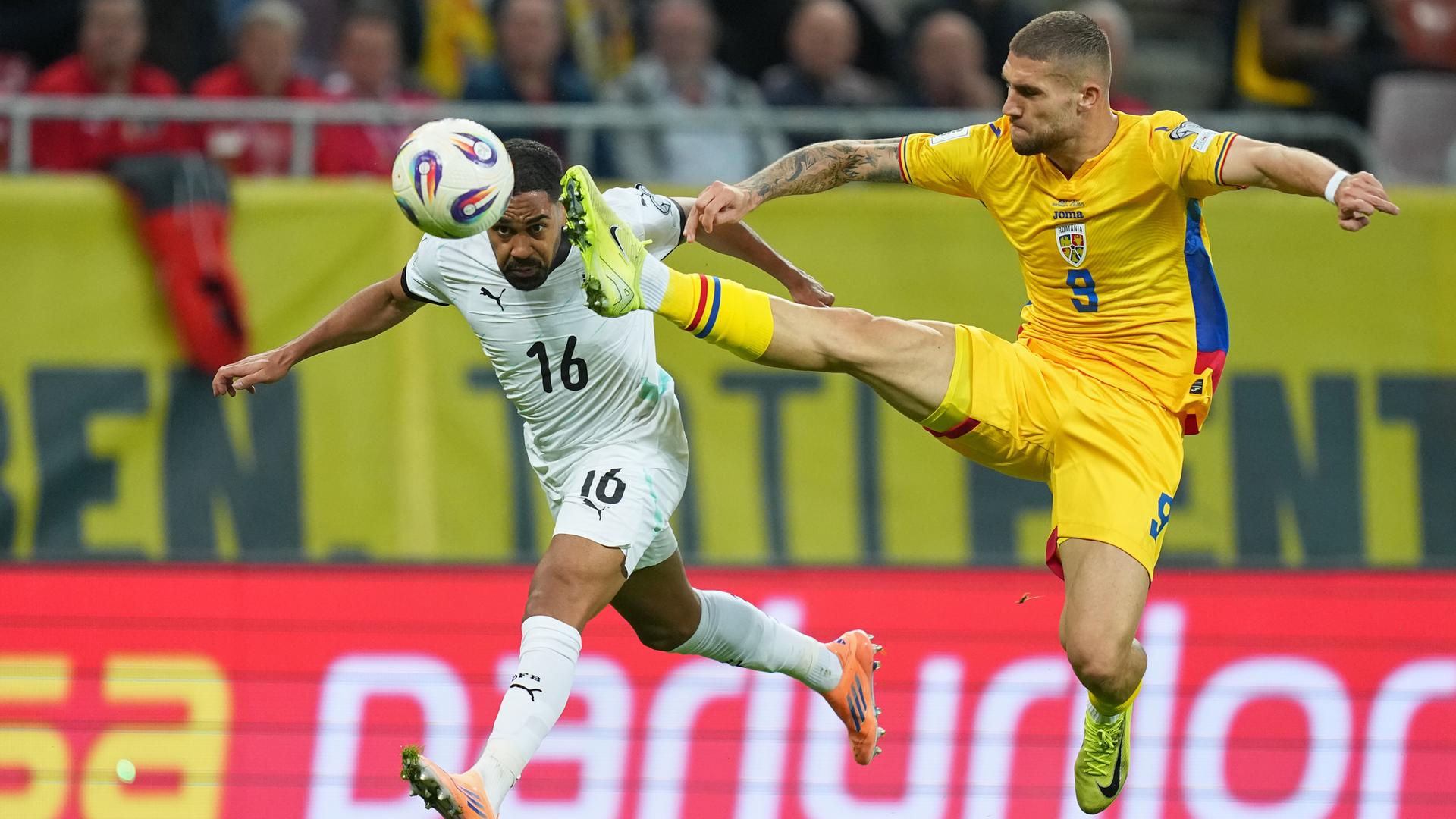 Daniel Birligea klärt mit gestrecktem Bein in der Luft und trfiit beinahe den Österreicher Philipp Mwene im Gesicht.