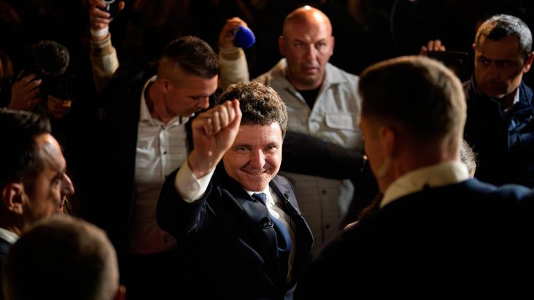 Präsidentschaftskandidat Nicusor Dan gestikuliert nach seinem Sieg in der zweiten Runde der Präsidentschaftswahle