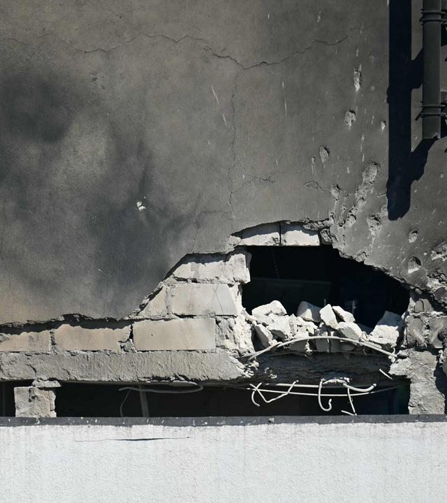 Ermittler untersuchen die Stelle, an der eine russische Drohne ein Gebäude in Rumänien getroffen hat.