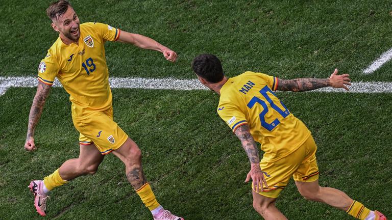 Rumäniens Denis Dragus (l) jubelt nach seinem Treffer zum 3-0 mit Rumäniens Dennis Man.