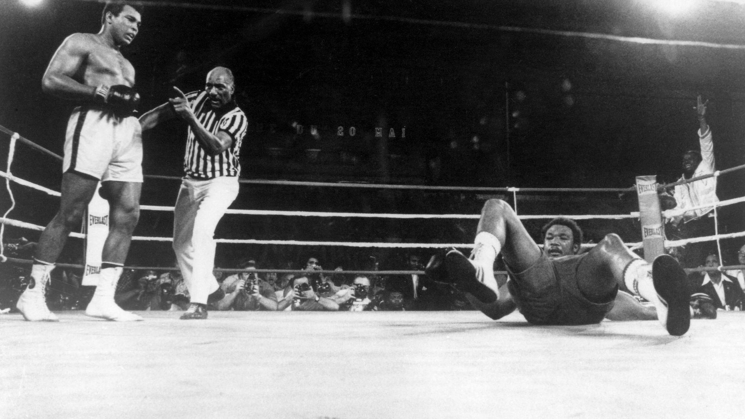 Muhammad Ali (li.) schickt George Foreman auf die Bretter, Ringrichter Zach Clayton  geht dazwischen