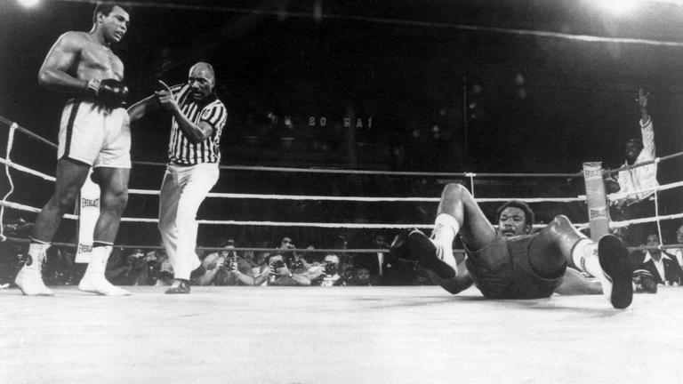 Muhammad Ali (li.) schickt George Foreman auf die Bretter, Ringrichter Zach Clayton  geht dazwischen