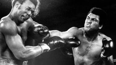 Muhammad Ali trifft George Foreman mit einer harten Rechten am 30. Oktober 1974 in Kinshasa