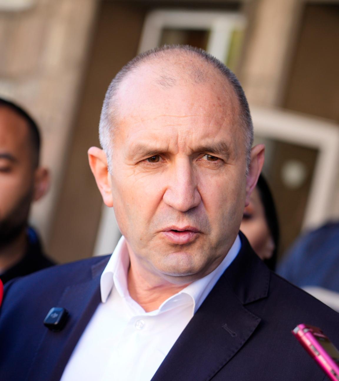Bulgariens Wahlsieger Rumen Radev umgeben von Mikrofonen