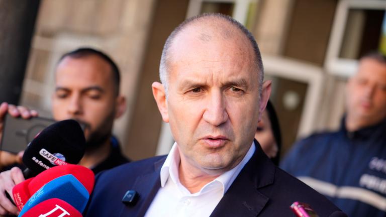 Bulgariens Wahlsieger Rumen Radev umgeben von Mikrofonen