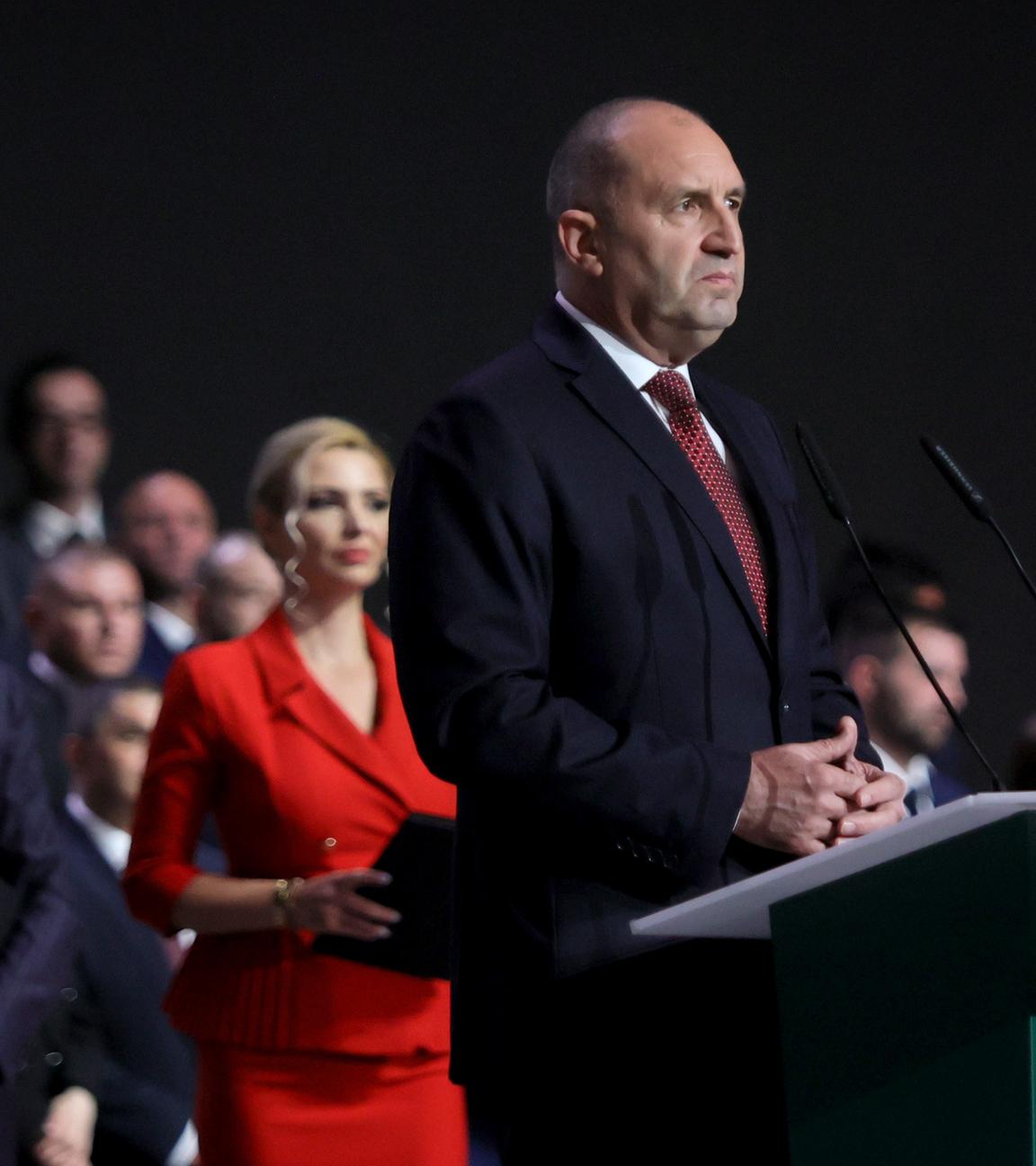 Der ehemalige bulgarische Präsident Rumen Radew hält eine Rede auf der Abschlusskundgebung seiner Kampagne. Hinter ihm stehen andere Personen.