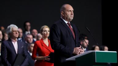  Der ehemalige bulgarische Präsident Rumen Radew hält eine Rede auf der Abschlusskundgebung seiner Kampagne. Hinter ihm stehen andere Personen.