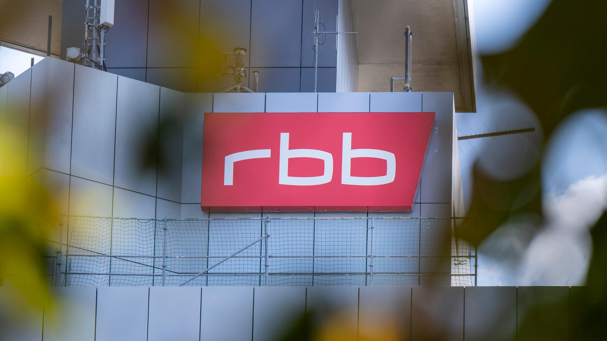 Das Logo des öffentlichen Senders Rundfunk Berlin-Brandenburg (RBB) ist an der Fassade am Sitz des Senders an der Masurenallee angebracht. 