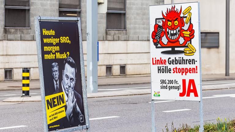 Plakate zur Volksabstimmung in der Schweiz über die Finanzierung des Öffentlich-Rechtlichen Rundfunks.