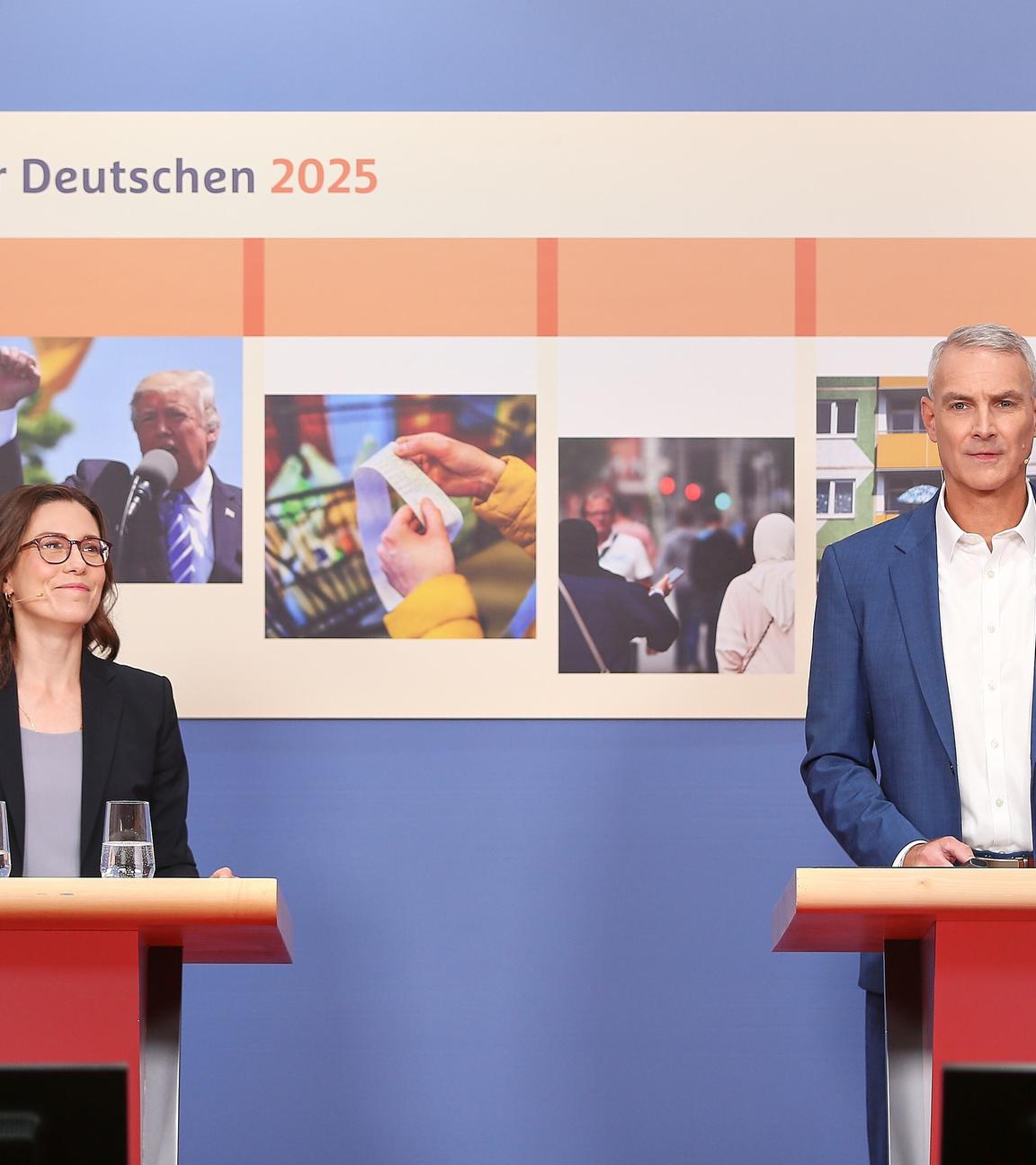 Eine Pressekonferenz. Zwei Menschen stehen an Rednerpulten. Im Hintergrund sind Abbildungen zur Studie