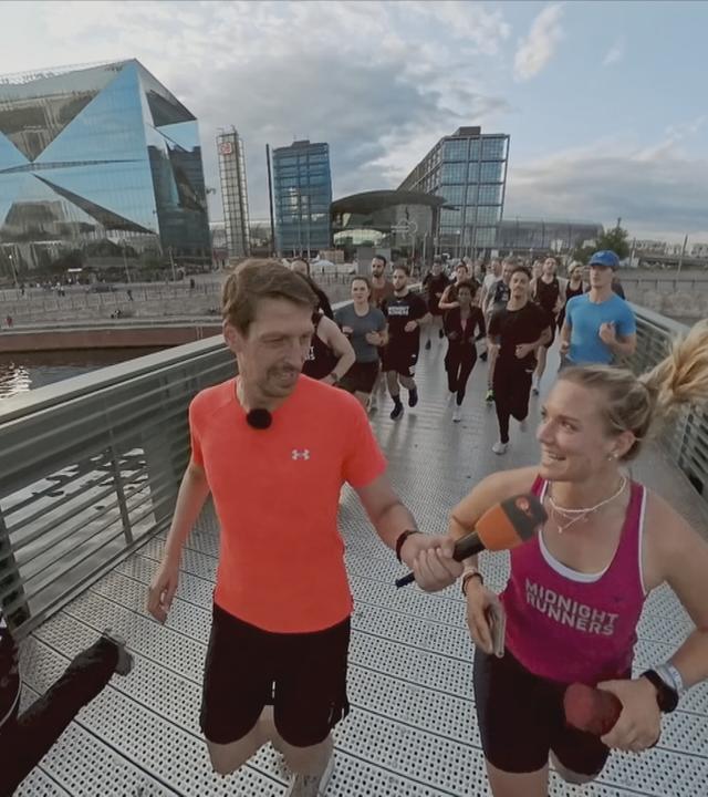 Eine Gruppe an Joggern geht zusammen laufen