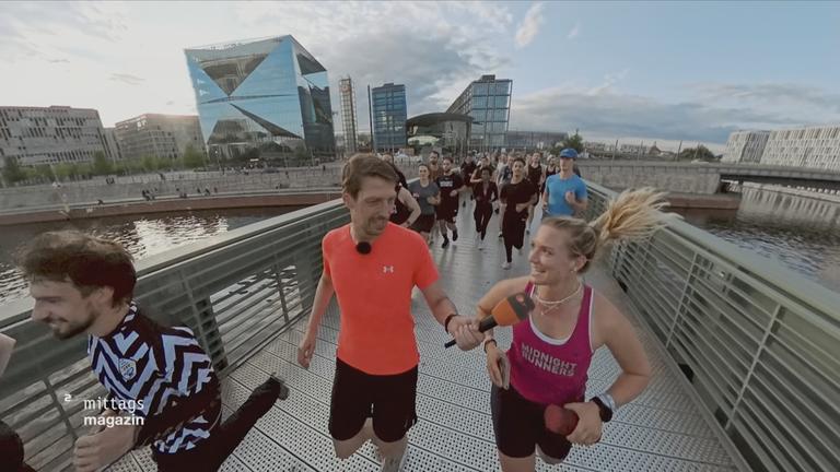 Eine Gruppe an Joggern geht zusammen laufen