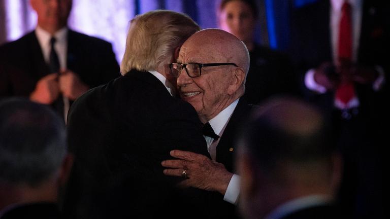 Rupert Murdoch umarmt Donald Trump bei einer Veranstaltung in New York am 17. Mai 2017.
