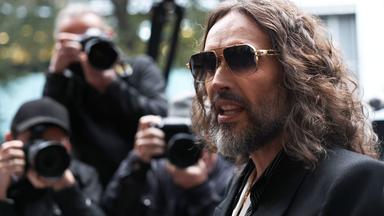 Russell Brand auf dem Weg in das Gericht in London . Fotografen warten auf ihn. 