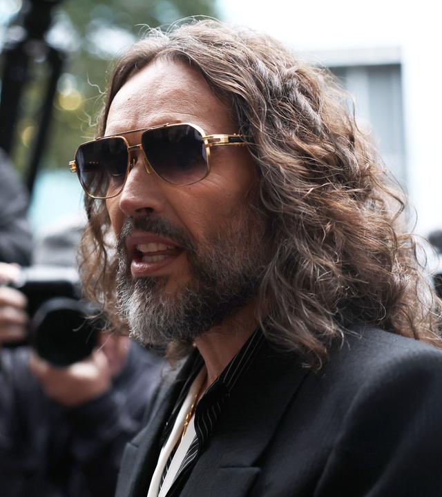 Russell Brand auf dem Weg in das Gericht in London . Fotografen warten auf ihn. 