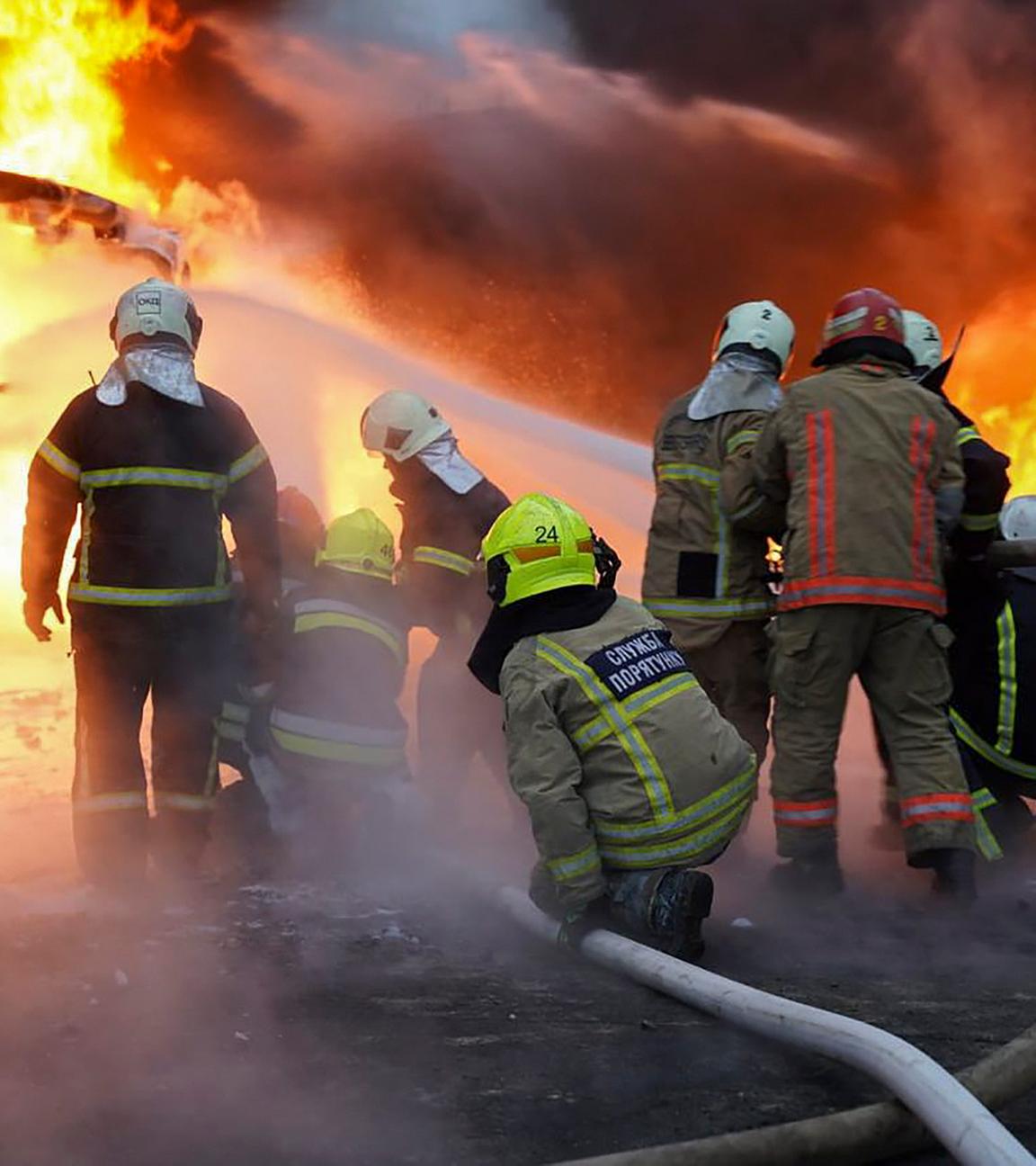 Ein vom staatlichen Rettungsdienst zur Verfügung gestelltes Foto zeigt ukrainische Rettungskräfte bei der Arbeit am Ort der nächtlichen russischen Raketen- und Drohnenangriffe in der Region Poltawa in der Ukraine am 07.12.2025, während der anhaltenden russischen Invasion. 