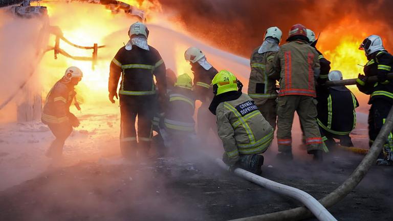 Ein vom staatlichen Rettungsdienst zur Verfügung gestelltes Foto zeigt ukrainische Rettungskräfte bei der Arbeit am Ort der nächtlichen russischen Raketen- und Drohnenangriffe in der Region Poltawa in der Ukraine am 07.12.2025, während der anhaltenden russischen Invasion. 