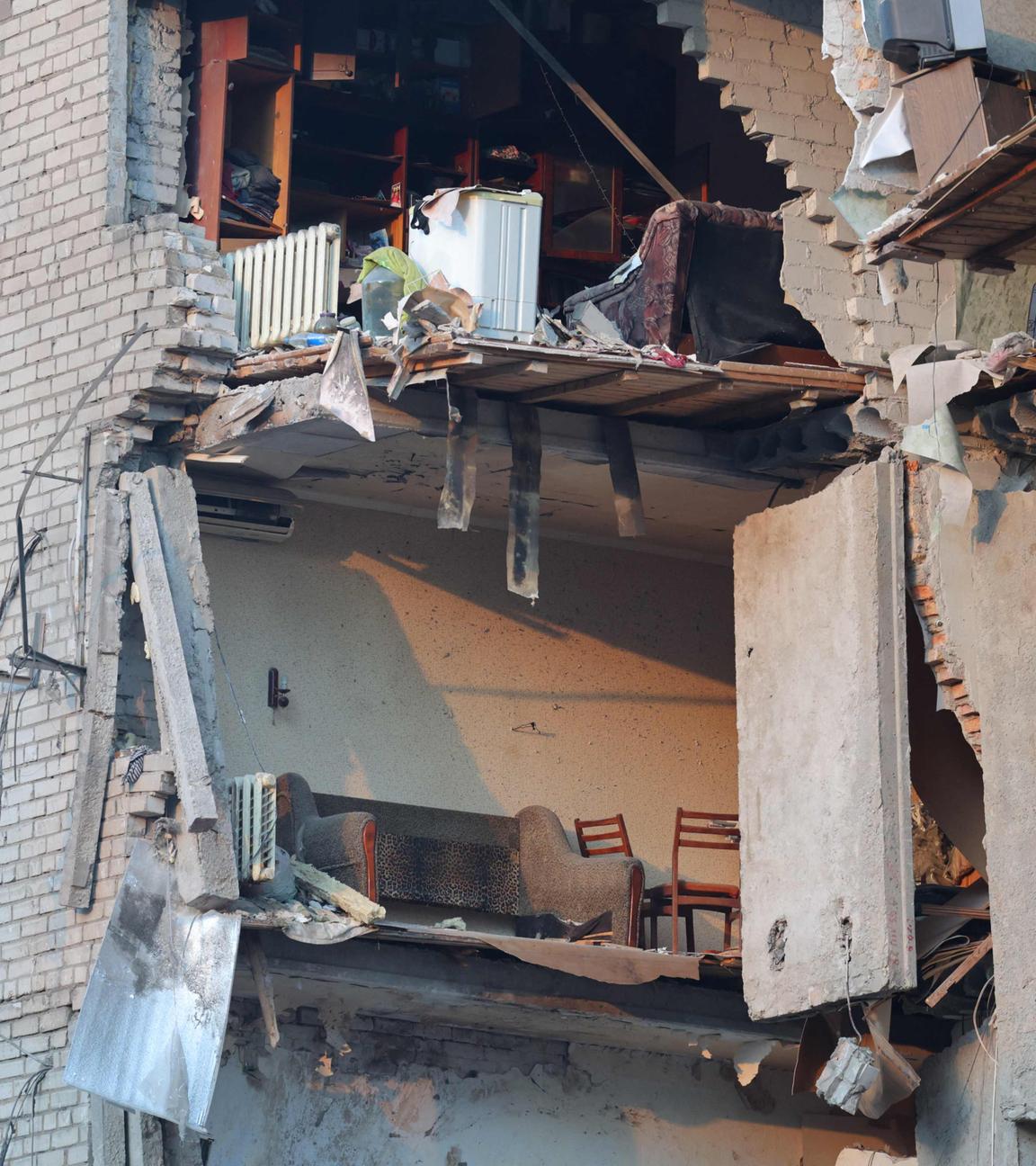 Dieses Foto vom 30. Oktober 2025 zeigt ein schwer beschädigtes Gebäude nach einem Luftangriff in Saporischschja während der russischen Invasion in der Ukraine. Russische Angriffe auf die Ukraine in der Nacht zum 30. Oktober 2025 forderten ein Todesopfer, 17 Verletzte und führten zu landesweiten Stromausfällen, wie ukrainische Behörden mitteilten.