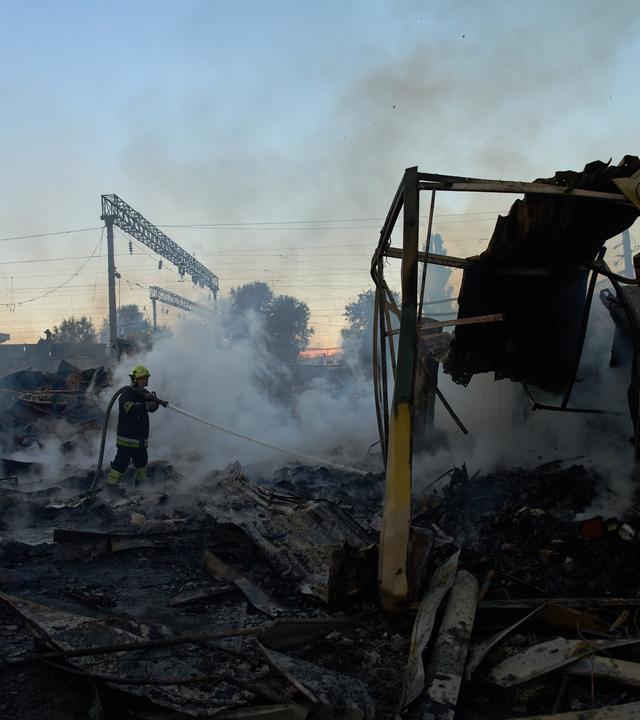 Feuerwehrleute versuchen, einen Brand auf einem städtischen Buchmarkt zu löschen.