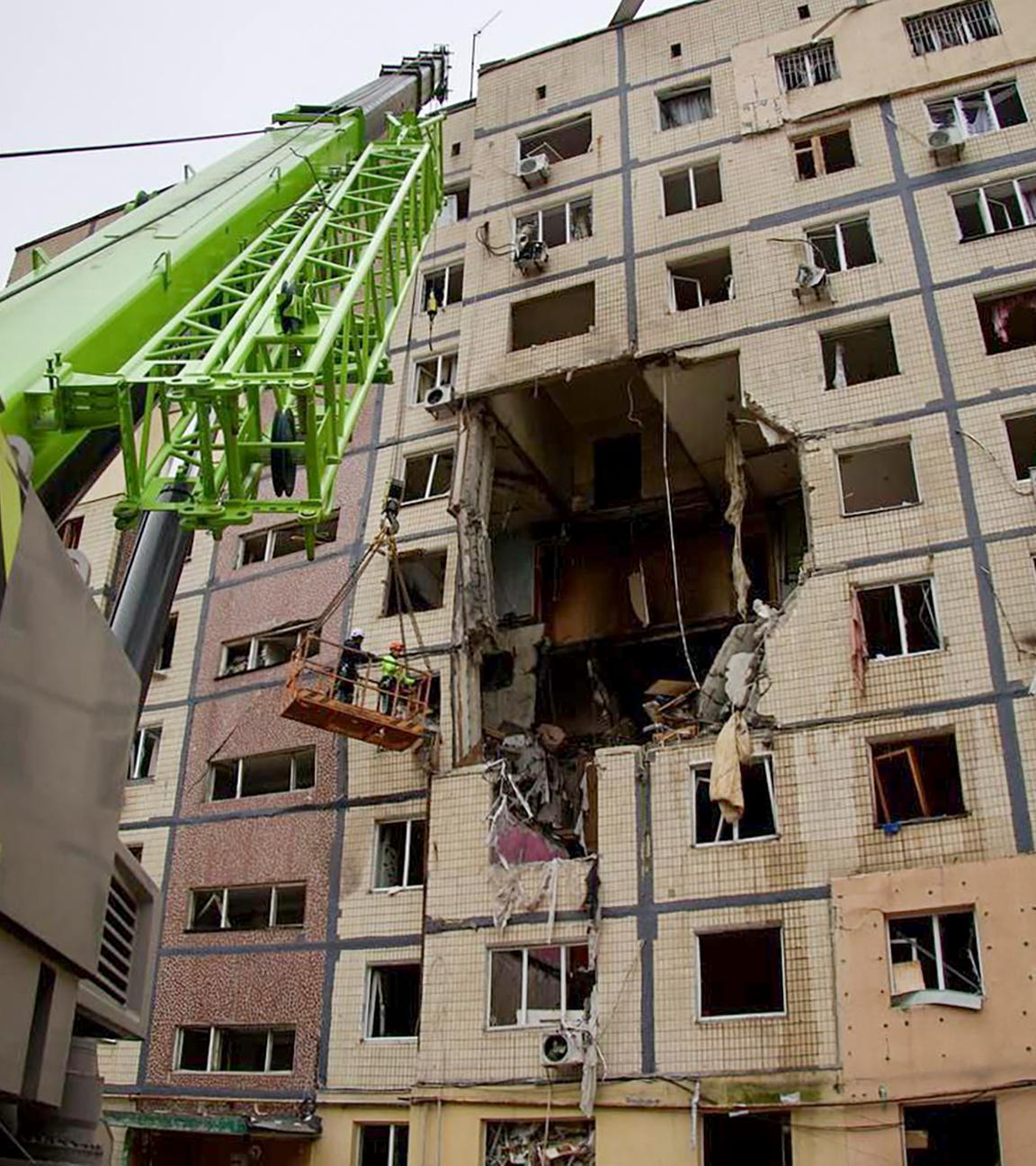Ukrainische Einsatzkräfte bei einem zerstörten Gebäude in Dnipro, Ukraine.