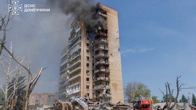 Ukraine: Kramatorsk: Ein durch die russischen Angriffe zerstörtes Hochhaus. 