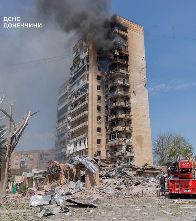 Ukraine: Kramatorsk: Ein durch die russischen Angriffe zerstörtes Hochhaus. 