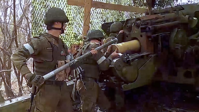 Russische Soldaten feuern Schleppgeschütze auf ukrainische Stellungen