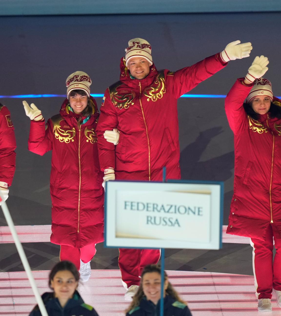 Bei der Eröffnungsfeier der Paralympics in Verona laufen die umstrittenen russischen Athleten in die Arena ein