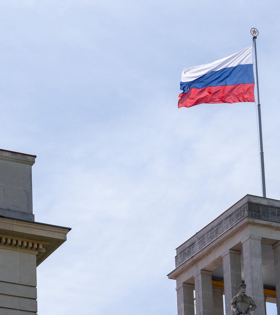 Die russische Flagge weht über der russischen Botschaft in Berlin.