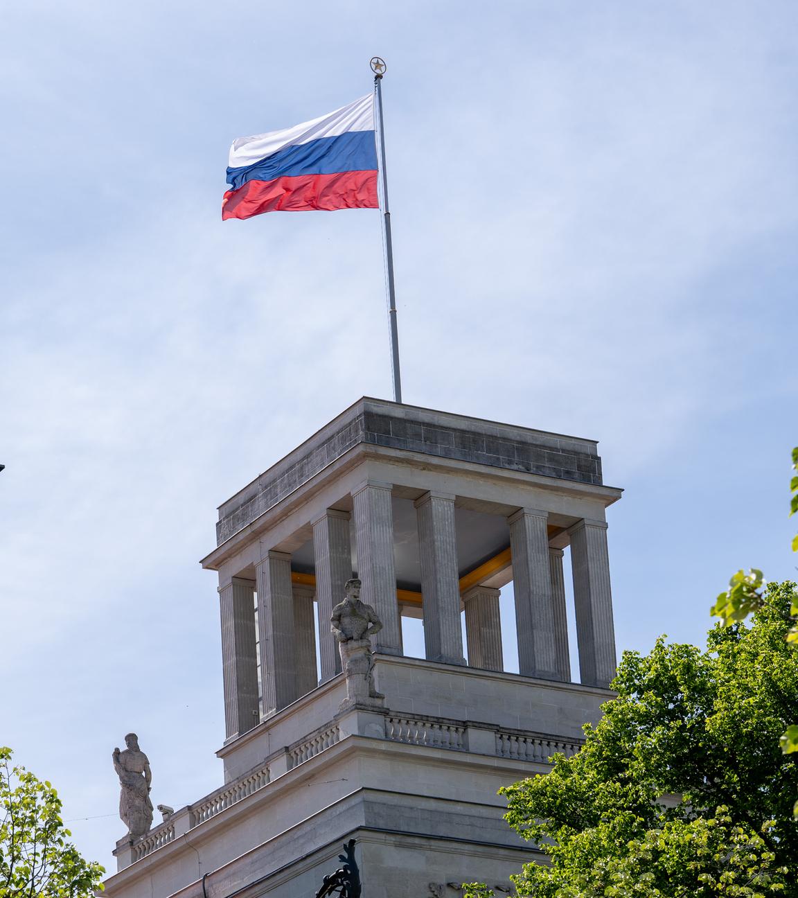 Die Fahne weht über der russischen Botschaft Unter den Linden. 