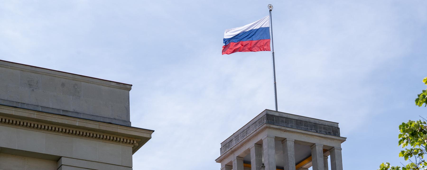 Die Fahne weht über der russischen Botschaft Unter den Linden. 
