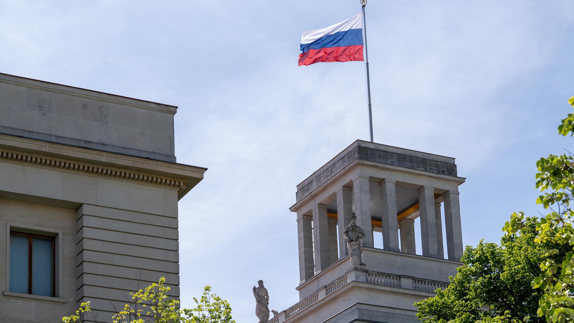 Die Fahne weht über der russischen Botschaft Unter den Linden. 