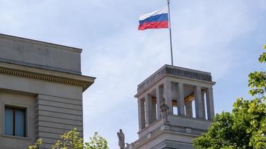 Die Fahne weht über der russischen Botschaft Unter den Linden. 
