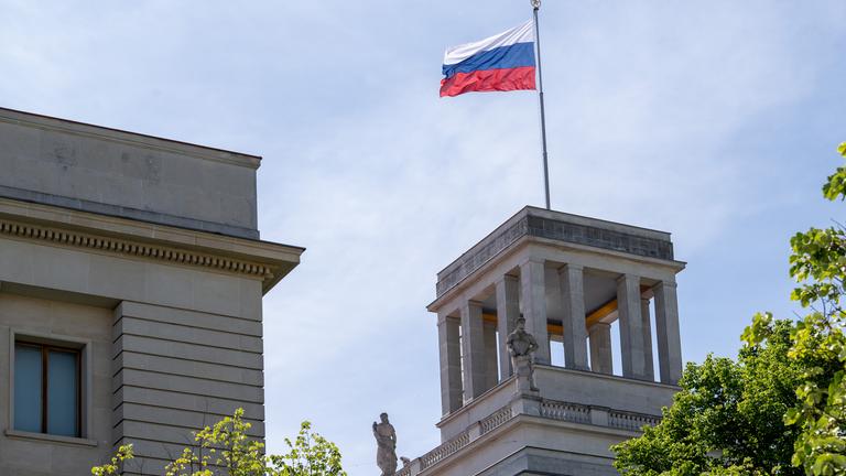Die Fahne weht über der russischen Botschaft Unter den Linden. 