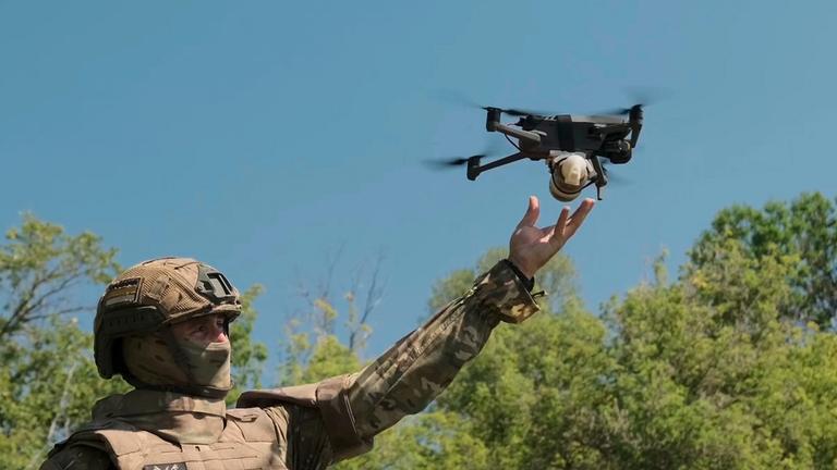 (Archiv) Ein russischer Soldat lässt eine Drohne starten.