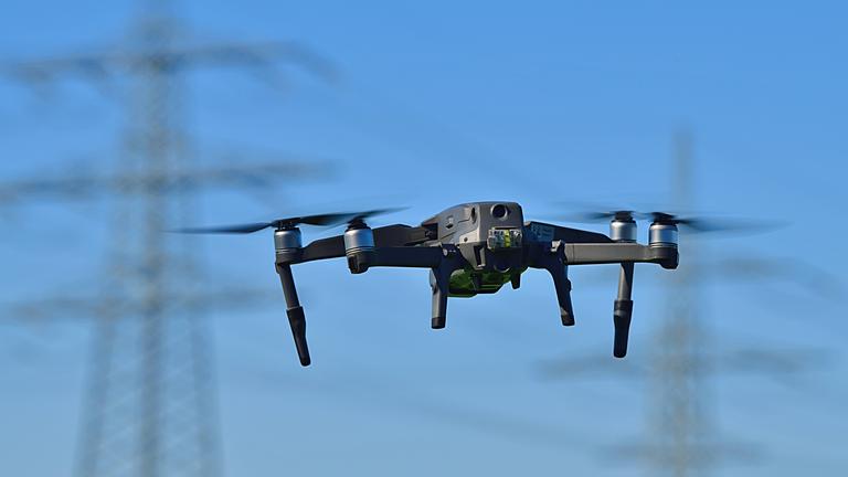 18.3.2025: Mutmaßlich von Russland aus gesteuerte Sabotage und Spionageflüge finden vermehrt über kritischer Infratruktur statt. Das sind Militäreinrichtungen, Kraftwerke und große Chemiestandorte wie die BASF, oder hier einem Umspannwerk als Teil der Energieversorgung in Bruchhausen, Baden-Württemberg.